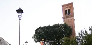 Violenza sessuale su due ragazzi, di cui un minore, ai giardini in Piazza Martiri: arrestato 39enne