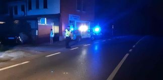 Si schiantano a tutta velocità contro un muretto, poi abbandonano la macchina e vanno in discoteca