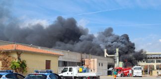 Incendio all’ex Itas al Frassine, Vigili del Fuoco: “tenete le finestre chiuse e restate in casa”