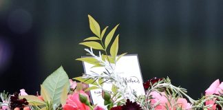 Funerali Regina Elisabetta, il biglietto di Carlo III sulla bara: cosa c’è scritto