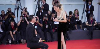 Mostra Venezia, in ginocchio col diamante: proposta di matrimonio sul red carpet