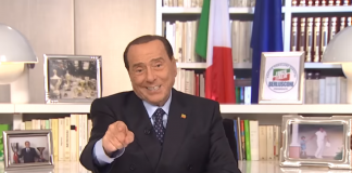Elezioni 2022, Berlusconi dà del tu agli elettori: “Ciao, sei contento?”