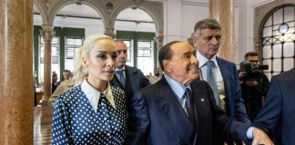 Elezioni 2022, Berlusconi vota a Milano: “Mai vista tanta fila”