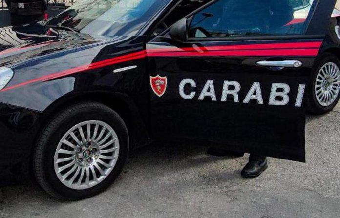 carabinieri hanno trovato la donna piena di lividi al collo e al volto, mentre alcuni testimoni confermavano di aver visto un uomo che l'aggrediva all'interno del camerino di un negozio di abbigliamento