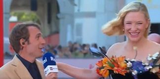 Venezia 2022, il giornalista travolto da Cate Blanchett diventa eroe sui social