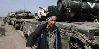 Ucraina, Kiev accusa Russia: “Fossa comune a Izyum, oltre 400 morti”