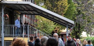 Elezioni 2022, code e polemiche per il ‘tagliando antifrode’