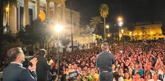 Bagno di folla per Conte a Palermo, concluso tour elettorale siciliano