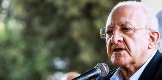 De Luca e il comizio di centrodestra: “Metà psichedelico, metà sagra burina”