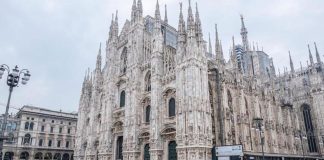 Milano, si rompe caviglia su terrazza del Duomo: pompieri la calano da 70 metri