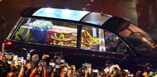 Elisabetta, feretro nel pomeriggio a Westminster Hall