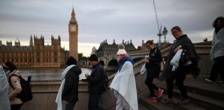 Elisabetta, europeisti e conservatori: chi sono i britannici in coda