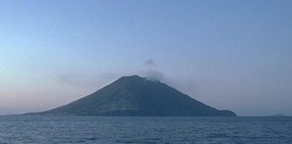 Stromboli, piccole esplosioni e lapilli su Sciara del Fuoco