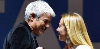 Elezioni 2022, Pino Insegno sul palco di Roma presenta Giorgia Meloni