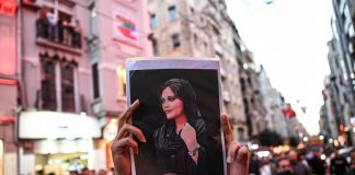 Iran, 739 arresti tra manifestanti ma proteste per Mahsa si allargano