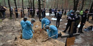 Ucraina, orrore a Izyum: intera famiglia in fossa comune