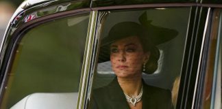 Elisabetta, perle come lacrime: Kate omaggia la regina indossando i suoi gioielli