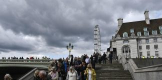 Elisabetta, fila di 7 km per l’omaggio: l’attesa è di 11 ore