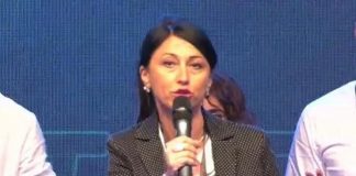 Elezioni 2022, attacco a Berlusconi da palco M5S: “Predatorio verso le donne”
