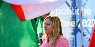 Elezioni 2022, folla di cronisti e fotografi: Meloni rinvia il voto