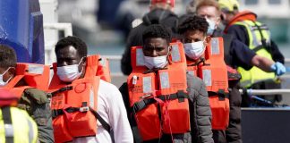 Migranti, Vaticano a Meloni: “Obbligo morale aiutare chi è in difficoltà in mare”