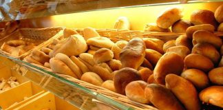 Torino, vermi nel panino: denunciato panettiere