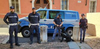 Occupavano un edificio abbandonato nella periferia di Mantova: la polizia li scopre con 30 grammi di cocaina