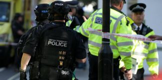 Elisabetta, accoltellati due poliziotti a Londra