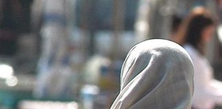 Roma, prof taglia ciocca di capelli a studentessa iraniana