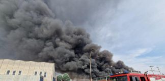 Milano, incendio in azienda chimica, 6 feriti, uno gravissimo :”Tenete finestre chiuse”