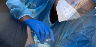 Covid, ok Ema a vaccino Pfizer contro Omicron 4 e 5