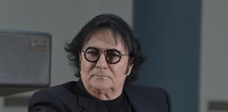 Renato Zero in hotel trova comizio Meloni: “E’ un regime”
