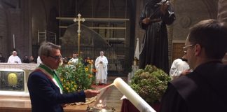 4 ottobre, in san Francesco si rinnova il dono del cero. Ad Assisi Zuppi invoca la pace Sia addomesticato il lupo terribile della guerra"