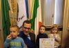Festa della Luce, i bimbi della scuola dell’infanzia paritaria “Casa dei bambini” donano al presidente Bottani le candeline colorate
