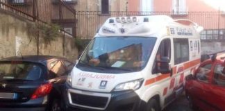 Napoli, ambulanza bloccata da auto in sosta selvaggia: muore una donna