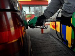 Benzina, oggi prezzi salgono ancora