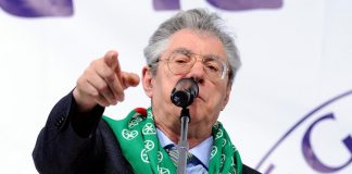 Lega, Bossi: “Lavoro per il Nord”. Comitato frena su scissione