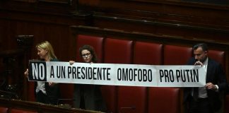 Camera, striscione anti Fontana in Aula: “No a presidente omofobo pro Putin”