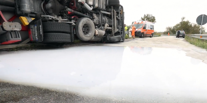 Camion carico di colla si ribalta, conducente incastrato in cabina: è grave