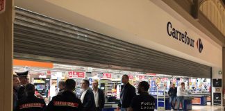 Assago, Carrefour: “Rimossi da tutti punti vendita oggetti taglienti”