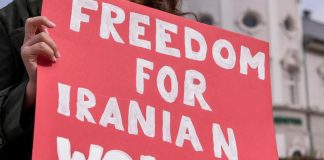 Iran, rifiuta di cantare inno: 16enne picchiata a morte in classe
