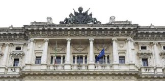 Prof ha relazione con alunna 17enne, non potrà più insegnare a scuola