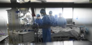 Covid e vaccino, Bassetti: “Accelerare con quarte dosi per over 65 e fragili”