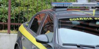 Tutti i giorni turni di 15 ore in fabbrica, tre arresti nel Pavese