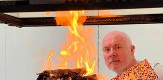 Damien Hirst brucia le sue opere dopo aver venduto le versioni Nft