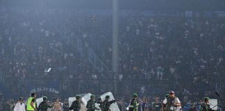 Indonesia, scontri allo stadio dopo partita calcio: almeno 129 morti