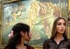 Uffizi, influencer si fotografano semi nude davanti alla Venere: è polemica