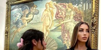 Uffizi, influencer si fotografano semi nude davanti alla Venere: è polemica