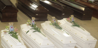 A Lampedusa i superstiti della tragedia di 9 anni fa