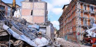 Terremoto, familiari vittime L’Aquila: “E’ una beffa”